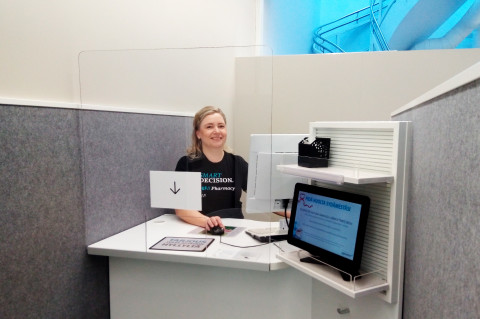 Piia Siitonen reseptintoimituspisteellä.