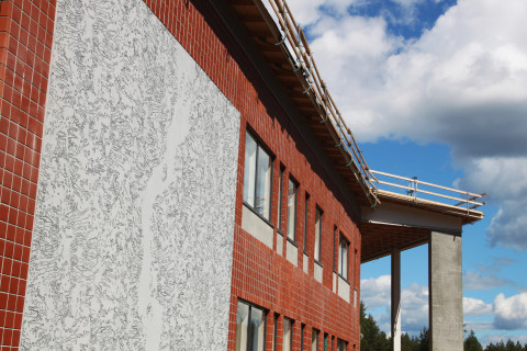 Rantakylän normaalikoulun taideteos koulun ulkoseinällä.