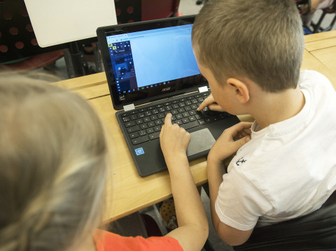 Oppilaat sormet näppäimistöllä.