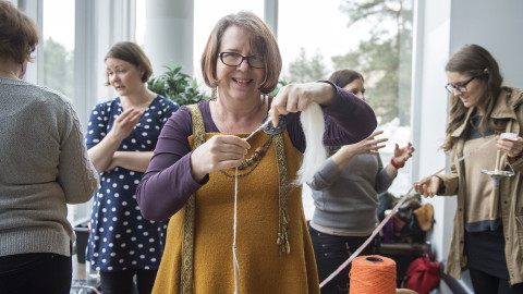 Käsityön opettaja tekee käsitöitä.