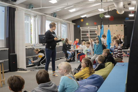 Opettaja antaa ohjeet oppilaille monitoimiluokassa