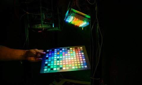 Valotutkimuksen laitteita.