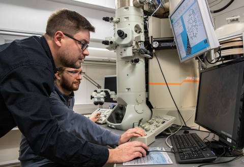 SIB Labs, Läpäisyelektronimikroskoopin (TEM) käytön opetus