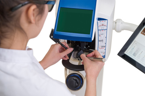 Hammaslääketieteellisen toimenpiteen harjoittelua Simodont-laitteella