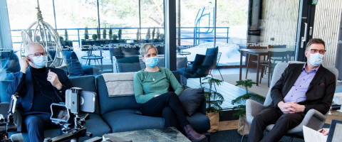 Tiedekahvilan esiintyjät.