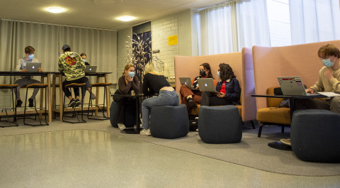 Lukiolaisia tekemässä ryhmätöitä PedaLab-luokkatilassa.