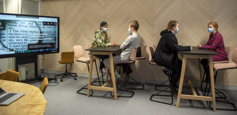 Lukiolaisia PedaLab-luokkatilassa.