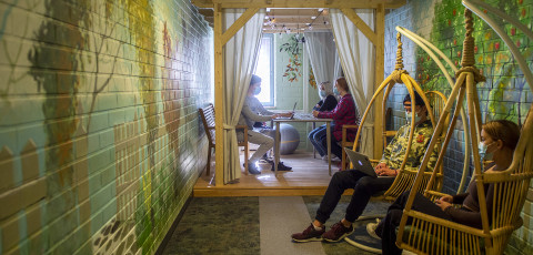 Lukiolaiset ryhmätyötilassa.