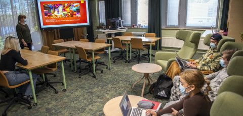 Lukiolaisia virtuaaliluontoympäristössä. 