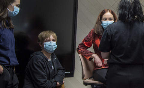 Kontkanen Helka istumassa.