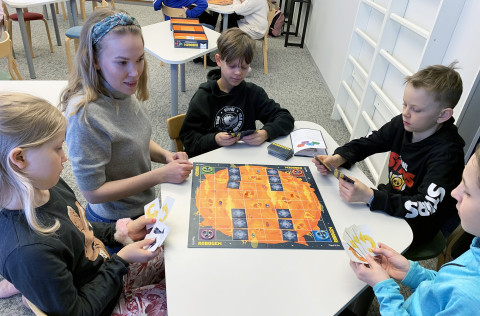 Oppilaat pelaamassa.