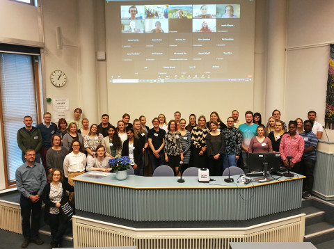 Syöpätutkijoiden kesäkoulun osallistujia ryhmäkuvassa.