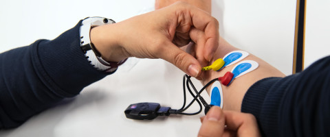 Käsivarteen kiinnitettyjä antureita.