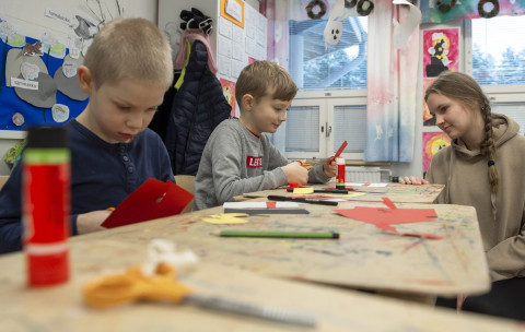 Oppilaat askartelemassa.