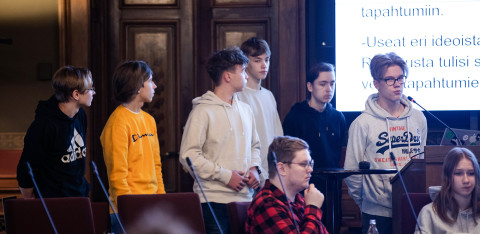 Oppilaat Säätytalolla.