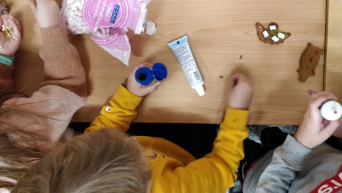 Oppilaat askartelemassa.