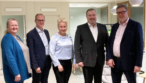 Yliopiston johto otti vastaan lahjoituksen toimitusjohtaja Juha Kivelältä.