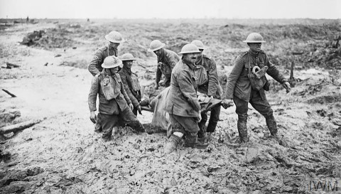 Sotilaat kantavat haavoittunutta ensimmäisessä maailmansodassa.