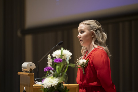 Opiskelija Essi Rajapolvi piti valmistuneen juhlapuheen publiikissa 12.5.2023.