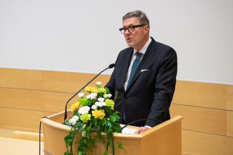 Rehtori Jukka Mönkkönen onnitteli opiskelijoita UEF Publiikissa 12.5.2023.