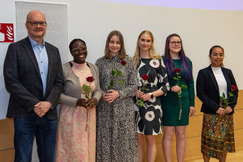 Dekaani Kari Lehtinen onnitteli luonnontieteiden, metsätieteiden ja tekniikan tiedekunnasta valmistuneita opiskelijoita Kuopion kampuksella publiikissa 12.5.2023.