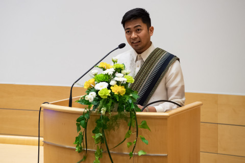 Rester Solis piti opiskelijan juhlapuheen publiikissa 12.5.2023.