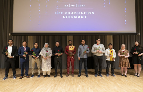 Joensuusta valmistuneita opiskelijoita yhteiskuvassa publiikissa 12.5.2023.