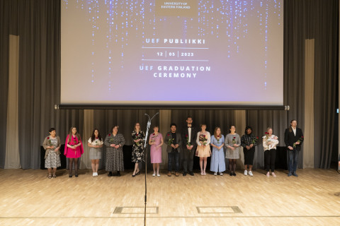 Joensuun kampuksella valmistuneita opiskelijoita yhteiskuvassa publiikissa 12.5.2023.