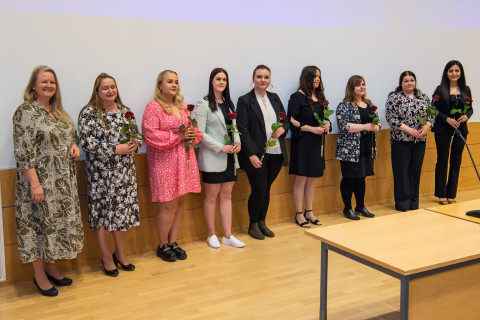 Yhteiskuntatieteiden ja kauppatieteiden tiedekunnan valmistuneet opiskelijat yhteiskuvassa Kuopion kampuksella.