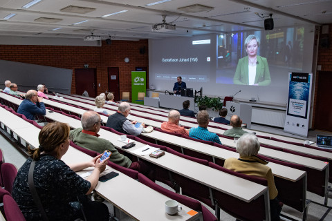 Europarlamentaarikko Elsi Katainen vesitutkimuksen seminaarissa.