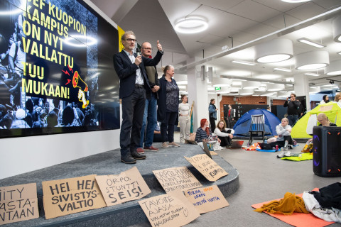 Dekaanit tervehtivät opiskelijoita kampusvaltauksessa Kuopiossa 26.9.2023.