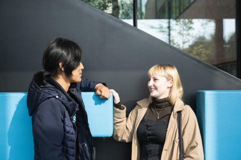 Opiskelijat juttelemassa Auroran portaiden edustalla