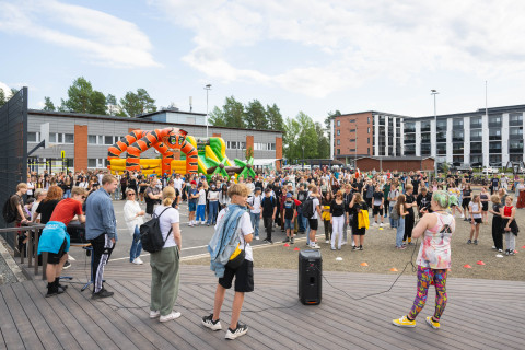 Oppilaille järjestetty tapahtuma koulun pihalla.