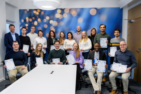 Kuopion yliopistosäätiöiden apurahojen saajat ryhmäkuvassa.