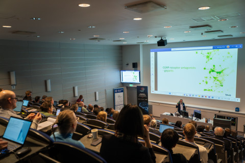 Tevan Jaakko Puttonen kertoi uusista migreenin estolääkkeistä Kansallisen neuroksekuksen tapahtumassa.