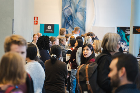 Yleisöä Kansallisen neurokeskuksen tapahtumassa.