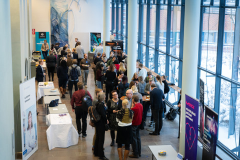 Yleisöä Kansallisen neurokeskuksen seminaarissa. 