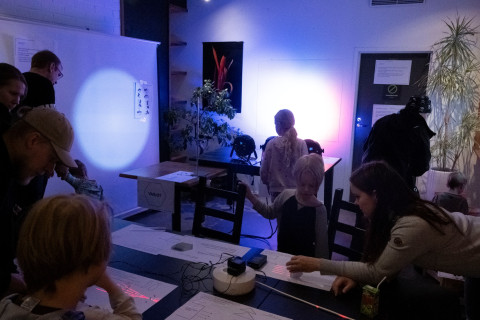 Ihmisiä. Kuva: Damian van Leeuwen.