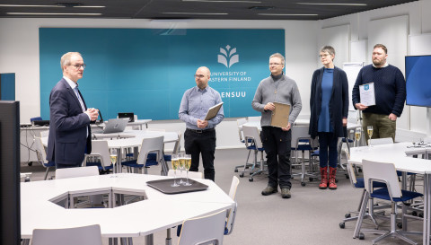 Akateeminen rehtori Tapio Määttä onnitteli Vuoden viestijä -palkittuja projektitutkija Ville Tahvanaista sekä UNITE Geokätkö -projektin projektitutkijaa Harri Silvennoista, projektitutkija Tuulikki Hallaa ja väitöskirjatutkija Philip Chambersia Joensuussa.