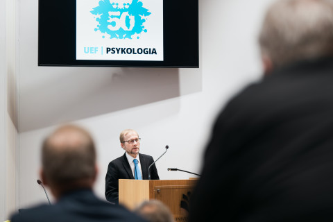 Hannu Räty puhumassa psykologian oppiaineen 50-vuotisjuhlassa.