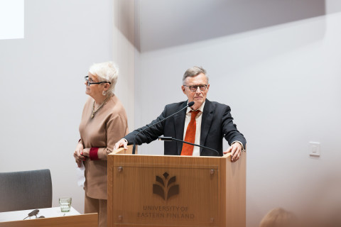 Airi ja Jarkko Hautamäki puhumassa psykologian oppiaineen 50-vuotisjuhlassa.