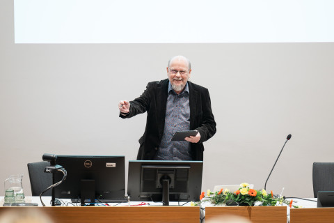 Jussi Silvonen puhumassa psykologian oppiaineen 50-vuotisjuhlassa.