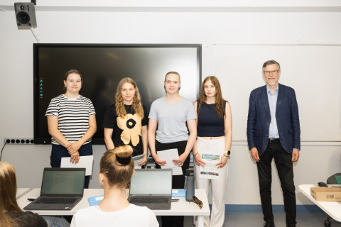 Työryhmä: Vasemmalta oikealle Siiri Kuva, Mette Nevalainen, Inka Hämäläinen, Salla Niskanen , 100 € - Itä-Suomi puhe.docx – Itä Suomi puhe.