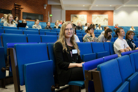 Tiina Komulainen terveystieteiden tiedekunnan tohtoriohjelmien symposiumissa 2024.