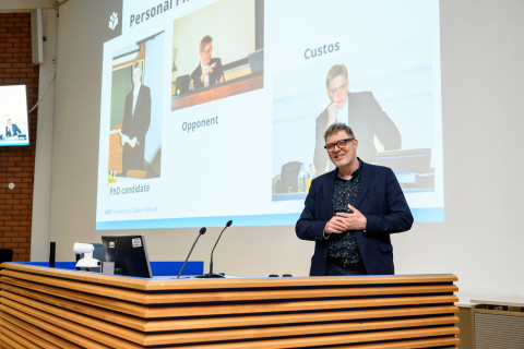 Rehtori Jukka Mänkkönen terveystieteiden tiedekunnan tohtoriohjelmien symposiumissa 2024.