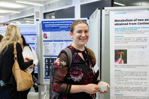 Johanna Yli-Öyrä terveystieteiden tiedekunnan tohtoriohjelmien symposiumissa 2024.