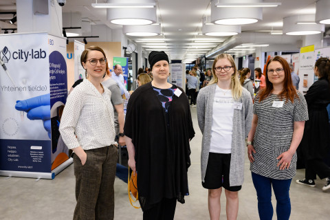 Tohtoriohjelmien koordinaattorit Katja Savolainen lääketutkimuksen, Jenni Küblbeck molekulaarisen lääketieteen ja Suvi Manninen terveystieteiden tohtoriohjelmasta sekä Saara Happo kliinisestä tohtoriohjelmasta.