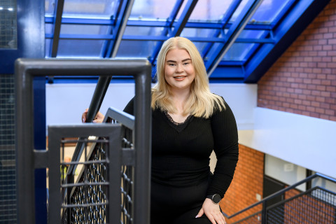 UEF-lähettiläs Roosa Salminen Snellmania-rakennuksen portaikossa