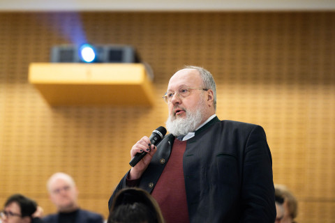 Yliopistouudistusta kriittisesti arvioiva emeritusprofessori Jukka Korpela totesi Itä-Suomen yliopiston säilyneen hyvin hengissä uudistuksesta ja olevan koko Itä-Suomen onni.