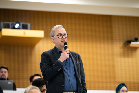 Tero Karjalainen edusti yliopiston henkilöstöä Itä-Suomen yliopiston ensimmäisessä hallituksessa. Sen ensimmäisiä tehtäviä olivat rehtoreiden ja dekaanien valinnat sekä yliopistolain muutosten haltuun ottaminen.